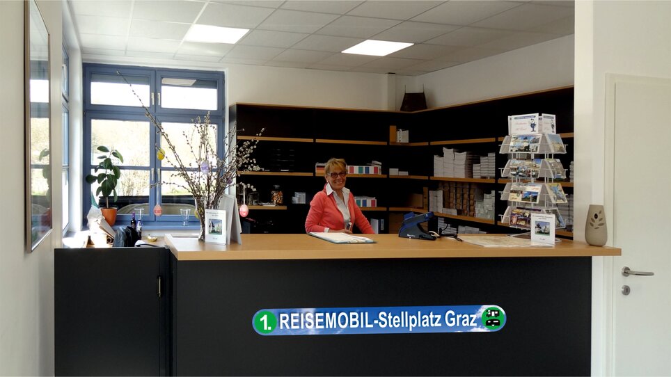 Woman at the reception desk at Reisemobil-Stellplatz Graz. | © Alfred Chyba