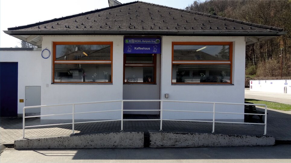 View of the coffee house at Graz motorhome parking space. | © Alfred Chyba