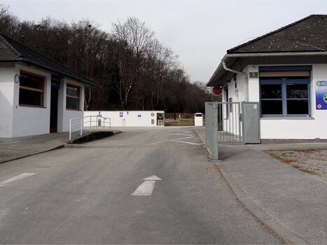Außenansicht des Reisemobil-Stellplatzes Graz mit Sicht auf die Zufahrt und Gebäude. | © Alfred Chyba