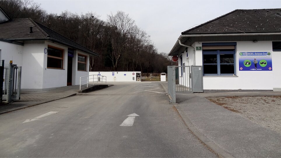 Exterior view of the Motorhome Pitch Graz showing the access and buildings. | © Alfred Chyba