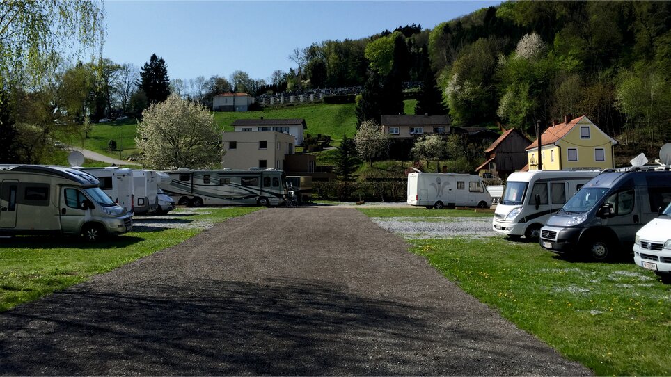 A view of the Motorhome Pitch Graz with motorhomes. | © Alfred Chyba