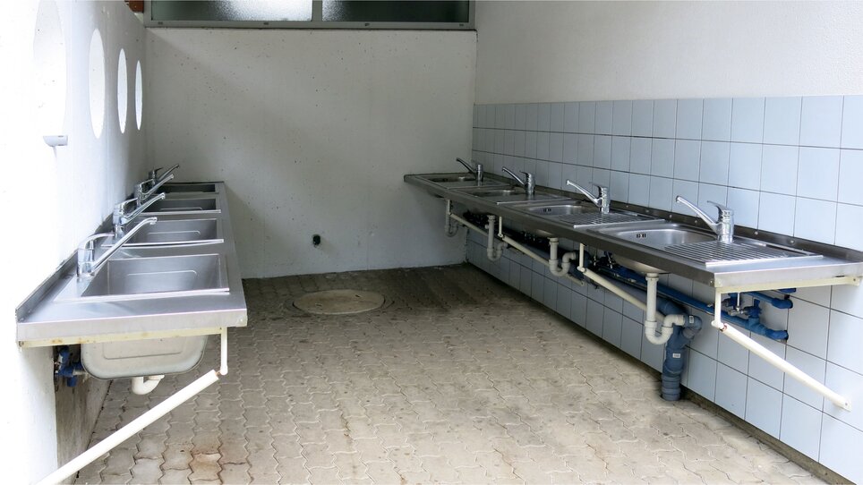 View of a washing area with multiple sinks. | © Alfred Chyba