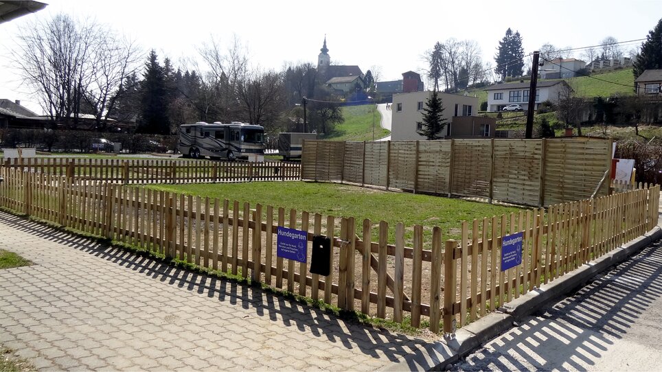 An area for motorhomes with a wooden fence at the motorhome parking space Graz. | © Alfred Chyba