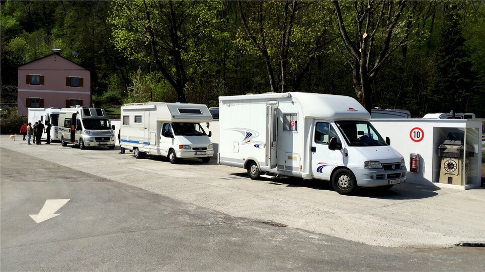 Campers parked at the site in Graz, surrounded by trees. | © Alfred Chyba