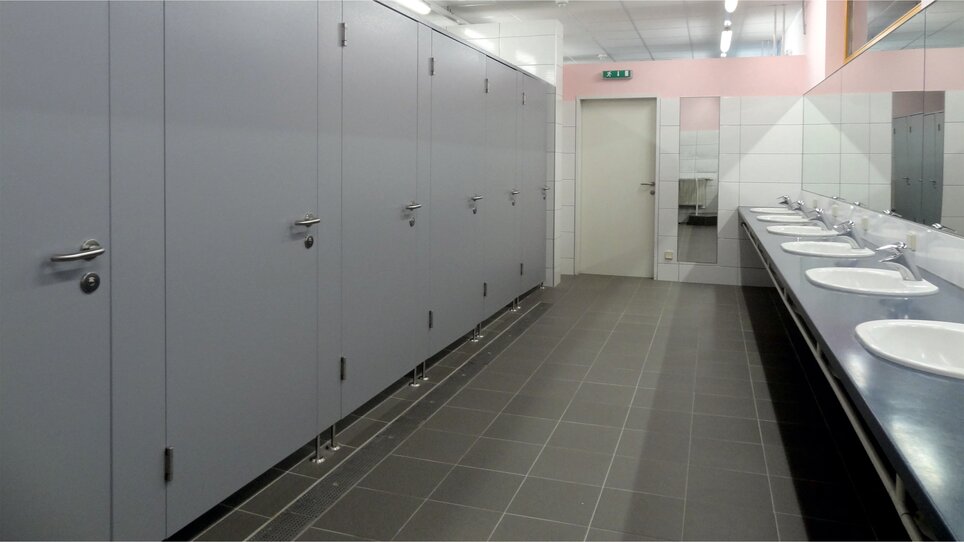 Interior view of a public restroom with doors and sinks at the Caravan Park Graz. | © Alfred Chyba