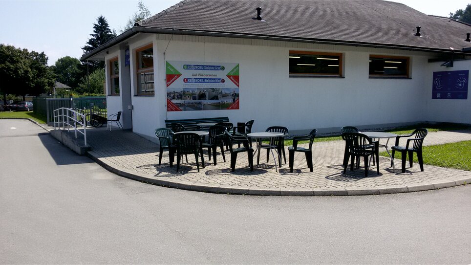 Seating area and restaurant section at the Graz RV Park. | © Alfred Chyba