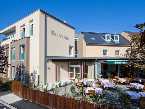 Das Restaurant Bauernwirt in Graz mit Terasse und Tischen. | © Bauernwirt