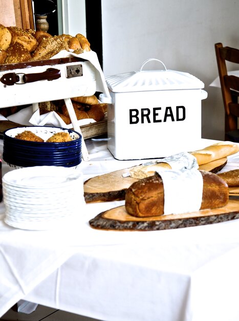 Vielfalt an Broten und Gebäck auf einem Tisch im Gasthof Pension Zur Steirerstub'n. | © Zur Steirerstubn