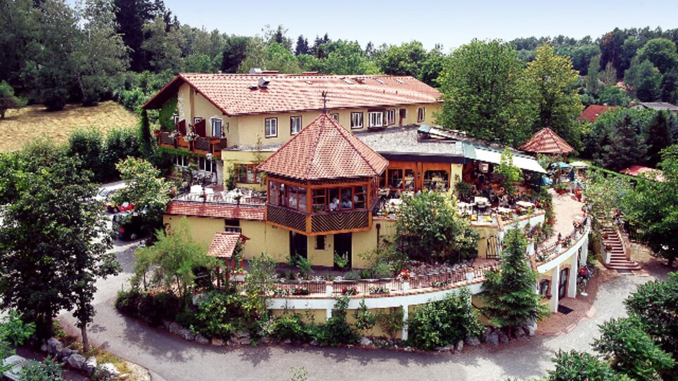Vista esterna del ristorante Landgasthof Häuserl im Wald con terrazze. | © Häuserl im Wald