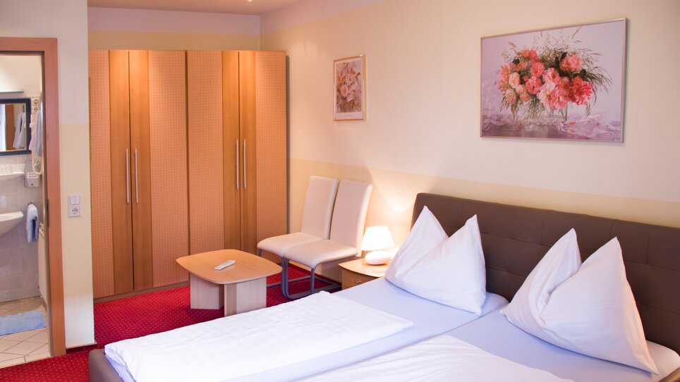 Camera da letto confortevole con letto matrimoniale e mobili moderni. | © Hotel Alter Telegraf