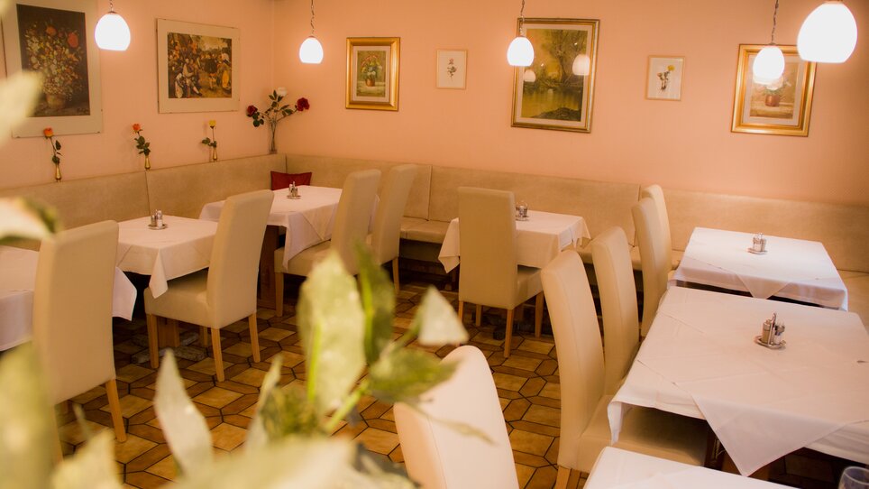 Ristorante invitante con tavoli bianchi e arte alle pareti. | © Hotel Alter Telegraf