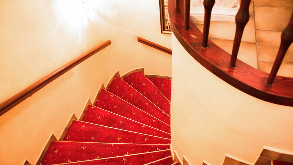 Vista della scala con tapetto rossa nell'Hotel Alter Telegraf. | © Hotel Alter Telegraf