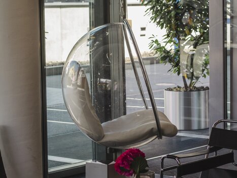 Floating chair in a modern interior. | © Augarten Art Hotel