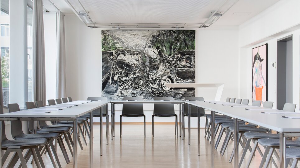 Ein moderner Konferenzraum mit einem großflächigen Kunstwerk an der Wand. | © Augarten Art Hotel