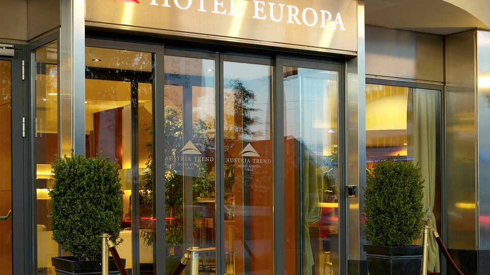 Eingang des Austria Trend Hotel Europa in Graz mit Pflanzen und Absperrungen. | © Austria Trend Hotel Europa