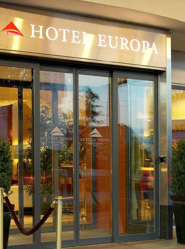 Eingang des Austria Trend Hotel Europa in Graz mit Pflanzen und Absperrungen. | © Austria Trend Hotel Europa