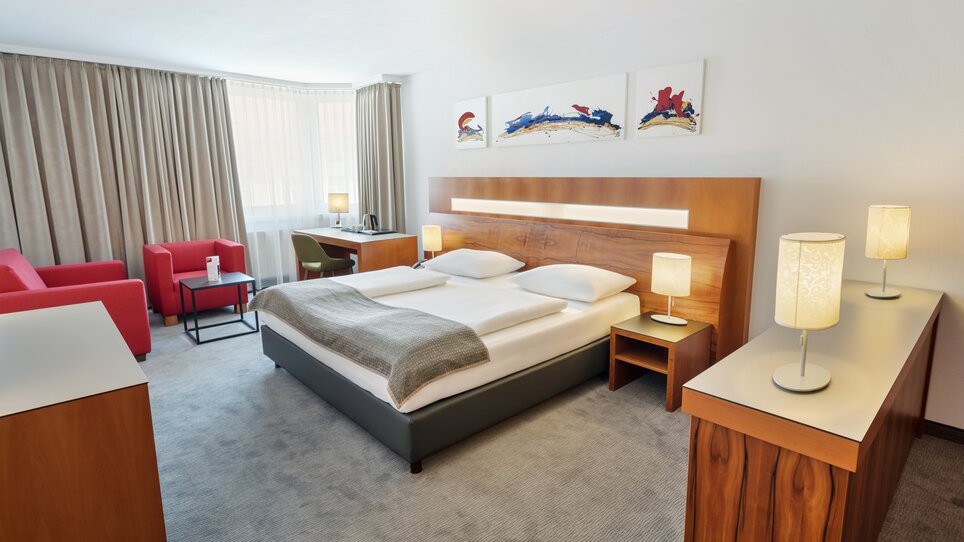 Zimmer im Austria Trend Hotel Europa mit Doppelbett und Sitzbereich. | © Austria Trend Hotel Europa