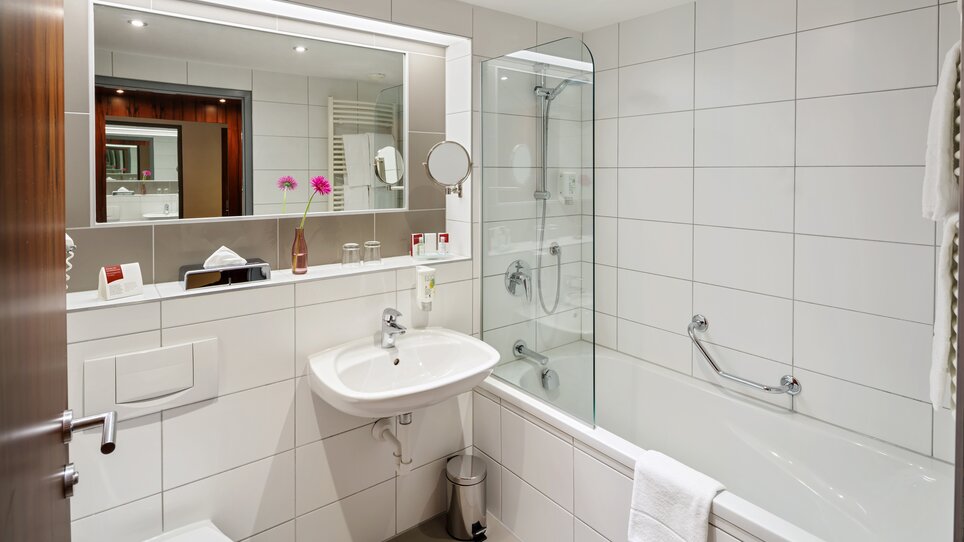 Helles Badezimmer mit Badewanne und Dusche im Austria Trend Hotel Europa. | © Austria Trend Hotel Europa