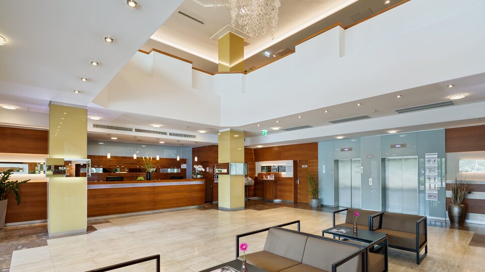Lobby des Austria Trend Hotels Europa in Graz mit Empfangstresen und Sitzbereichen. | © Austria Trend Hotel Europa