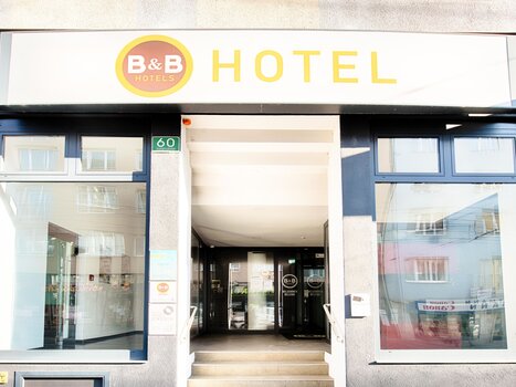 Entrance to B&B Hotel Graz-Hbf with  signage. | © B&B Hotels 2023