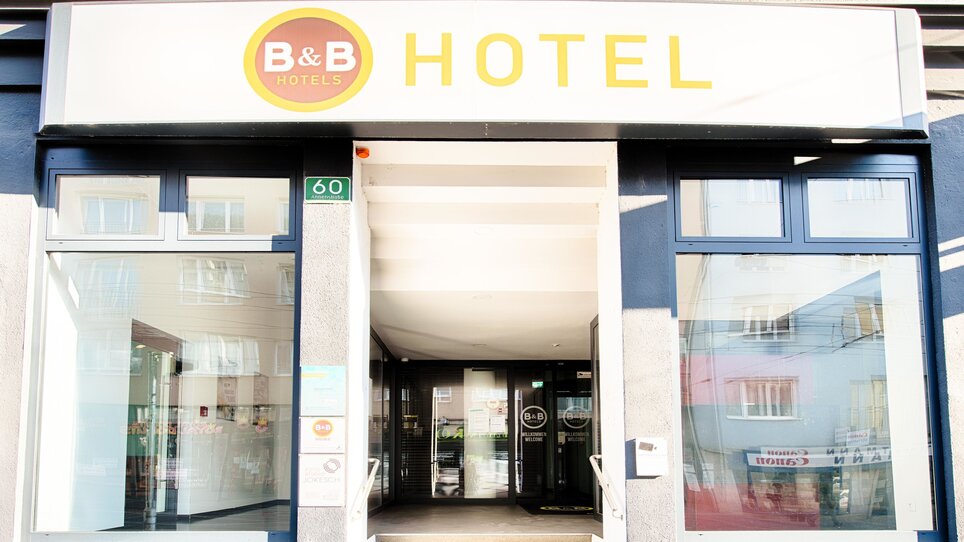 Eingang zum B&B Hotel Graz-Hbf mit Beschilderung. | © B&B Hotels 2023
