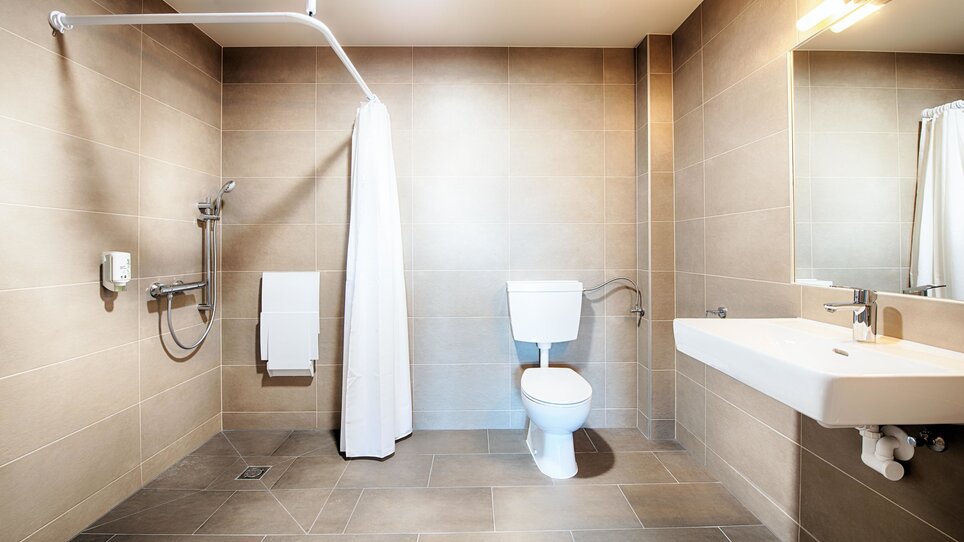 Badezimmer mit Dusche, Toilette und Waschbecken. | © B&B Hotels 2023