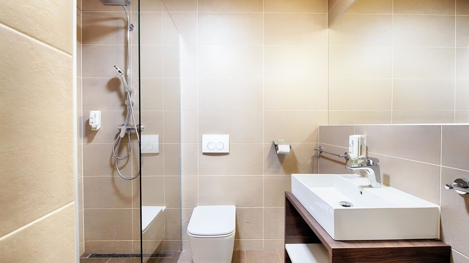 Modernes Badezimmer mit Dusche, WC und Waschbecken. | © B&B Hotels 2023
