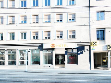 Entrance of the B&B Hotel in Graz-Hbf, clear view of the facade. | © B&B Hotels 2023