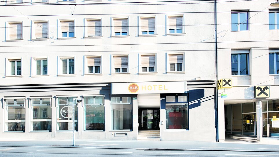 Eingang des B&B Hotels in Graz-Hbf, gute Sicht auf die Fassade. | © B&B Hotels 2023