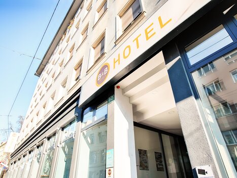 Entrance of B&B Hotel in Graz-Hbf, features the facade with hotel signage. | © B&B Hotels 2023