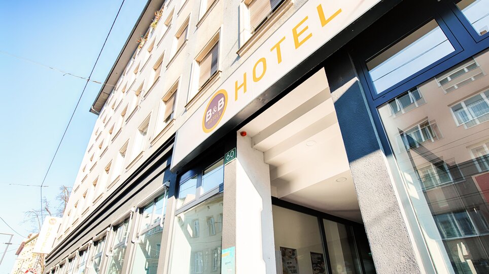Eingang des B&B Hotels in Graz-Hbf, zeigt die Fassade mit Hotel-Schriftzug. | © B&B Hotels 2023