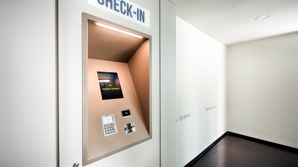 Ein Check-In Automat mit Bildschirm und Tastatur. | © B&B Hotels 2023