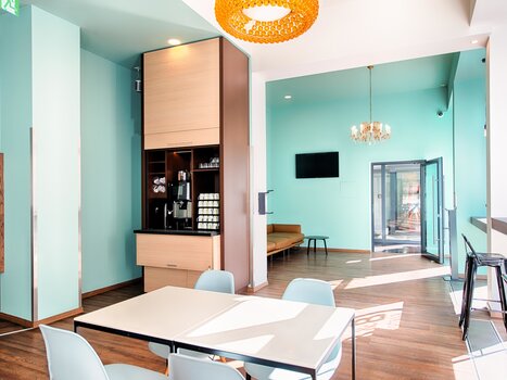 Interior of B&B Hotel Graz featuring a coffee machine and comfortable seating areas. | © B&B Hotels 2023