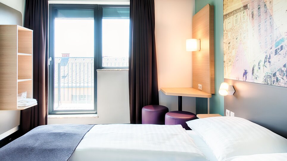 Zimmer im B&B Hotel Graz-Hbf mit Terrasse und moderner Einrichtung. | © B&B Hotels 2023