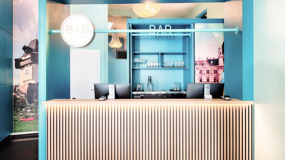 Rezeption im B&B Hotel Graz mit Bar und Empfangsbereich. | © B&B Hotels 2023