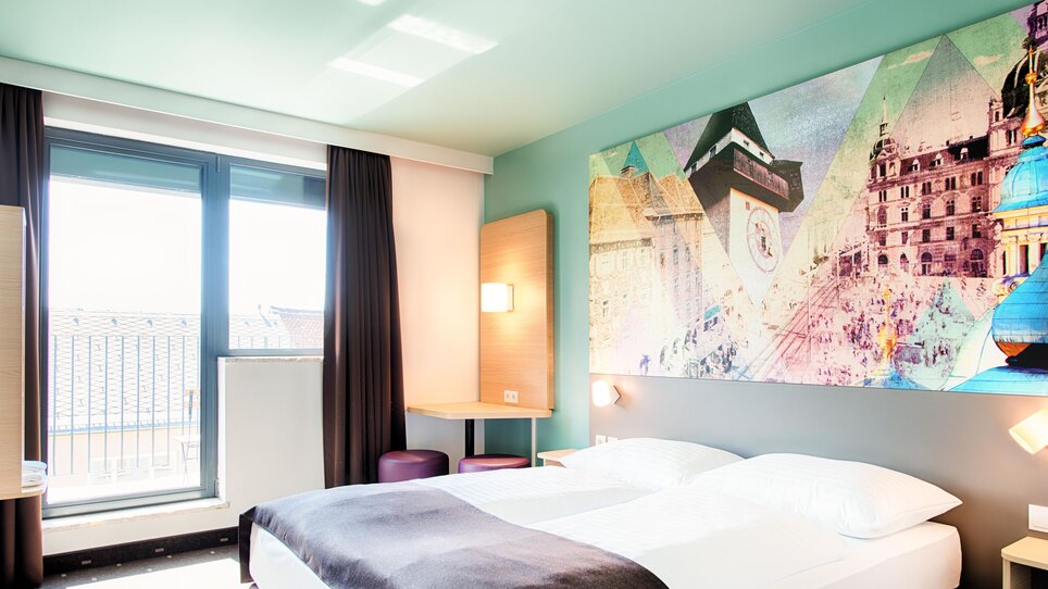 Zimmer im B&B Hotel Graz-Hbf mit Terrasse und moderner Einrichtung. | © B&B Hotels 2023