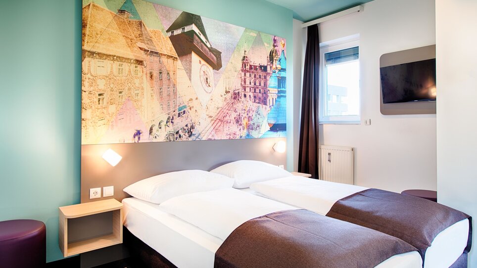 Doppelzimmer im B&B Hotel Graz-Hbf mit stilvoller Wanddekoration. | © B&B Hotels 2023