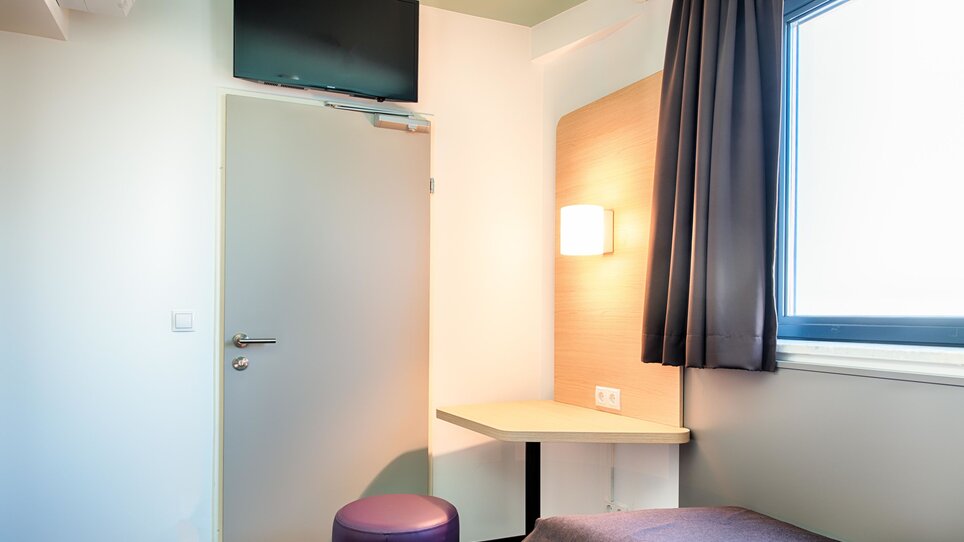 Detailansicht eines Einzelzimmers im B&B Hotel Graz-Hbf mit Tisch und Fernseher. | © B&B Hotels 2023