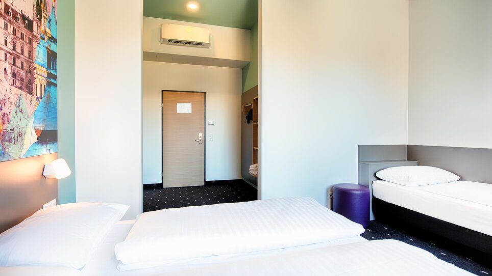 Modernes Zimmer im B&B Hotel Graz-Hbf mit Doppelbett und einem zusätzlichen Einzelbett. | © B&B Hotels 2023