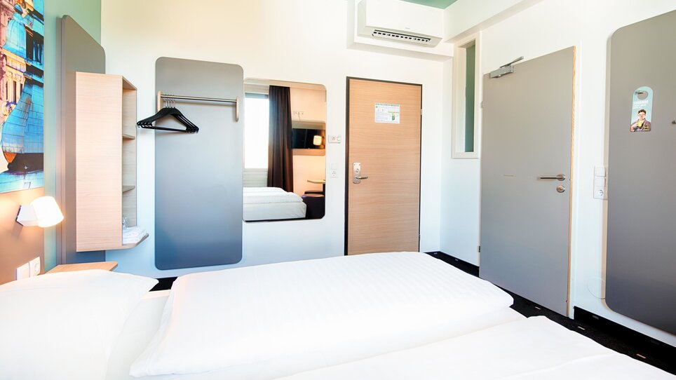 Doppelzimmer im B&B Hotel Graz-Hbf mit zwei Betten und Schrank. | © B&B Hotels 2023