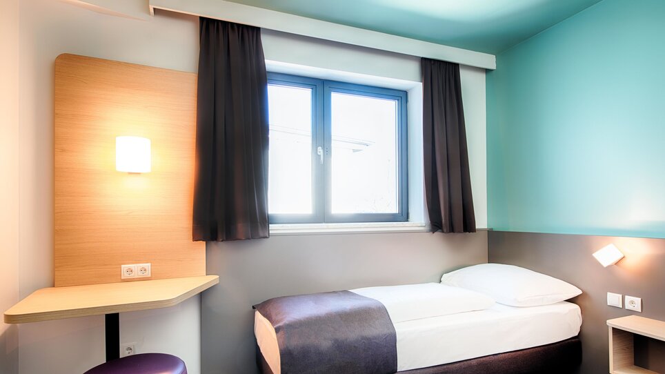Einzelzimmer im B&B Hotel Graz-Hbf mit Schreibtisch und Fenster. | © B&B Hotels 2023