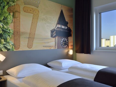 Camera doppia con design del Torre dell'orologio. | © B&B Graz City Süd