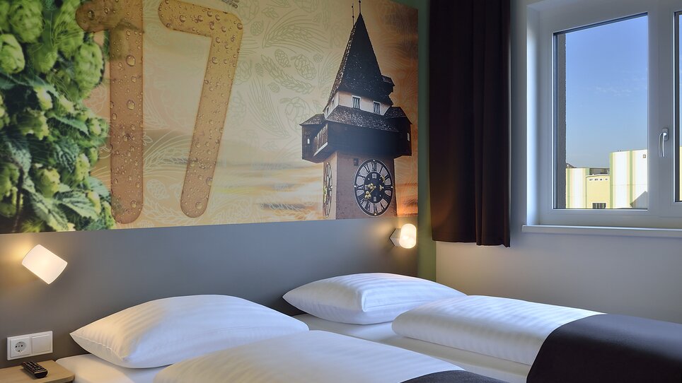 Camera doppia con design del Torre dell'orologio. | © B&B Graz City Süd