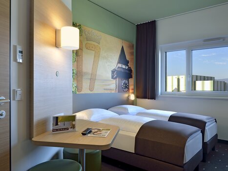 Vista di una camera nell'B&B Hotel Graz City Süd con due letti. | © B&B Graz City Süd