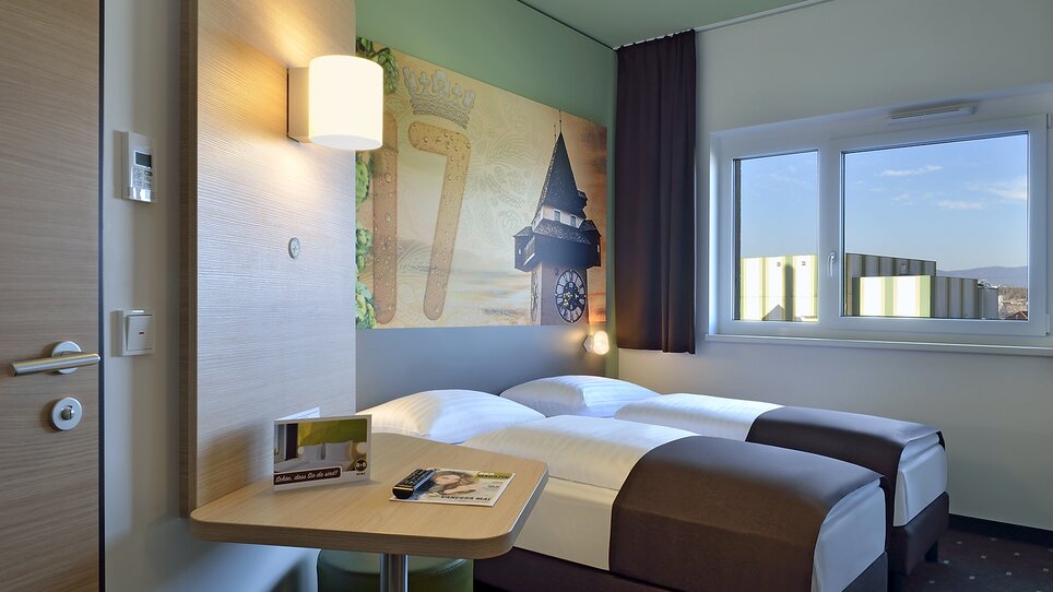 Vista di una camera nell'B&B Hotel Graz City Süd con due letti. | © B&B Graz City Süd