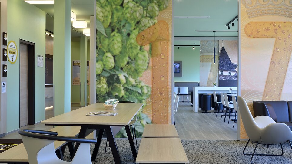 Vista interna del B&B Hotel Graz City Süd con mobili moderni e decorazioni murali. | © B&B Hotel Graz City Süd