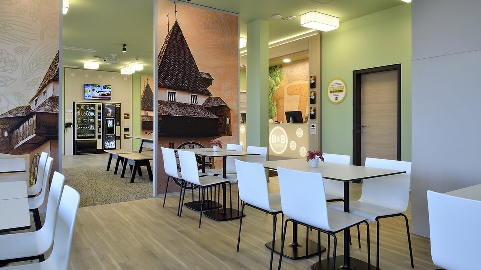 Sala colazione del B&B Hotel Graz City Süd con tavoli e sedie. | © B&B Hotel Graz City Süd