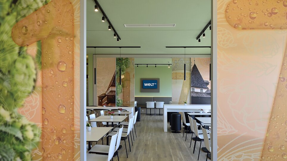 Vista della sala colazione con tavoli e sedie | © B&B Hotel Graz City Süd