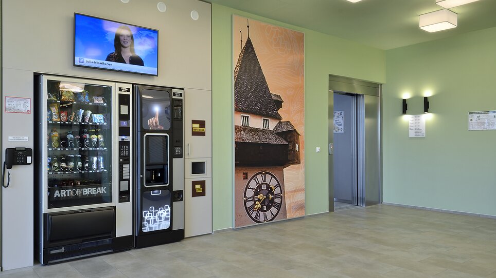 Distributore automatico con la Torre dell'Orologio di Graz sullo sfondo. | © B&B Hotel Graz City Süd