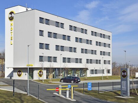 B&B Hotel Graz City Sud con parcheggio e ingresso. | © B&B Hotel Graz City Süd